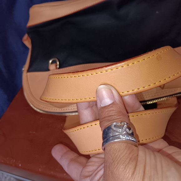 Dooney and bourke satchel - Picture 10 of 13